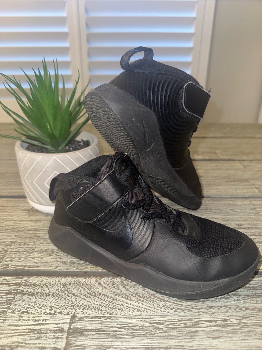 Nike Team Hustle D 9 FlyEase kids' basketball sneakers, Sz 3